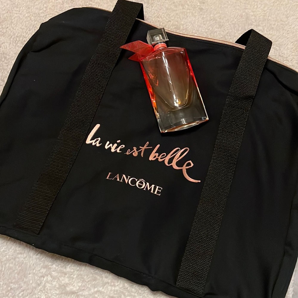 La Vie Est Belle En Rose with tote bag